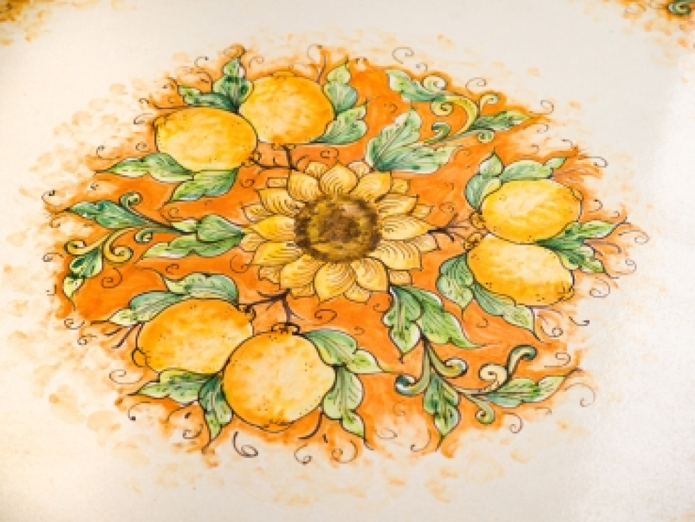 Grande table de jardin colorée en pierre de lave de Sicile avec citrons et tournesols